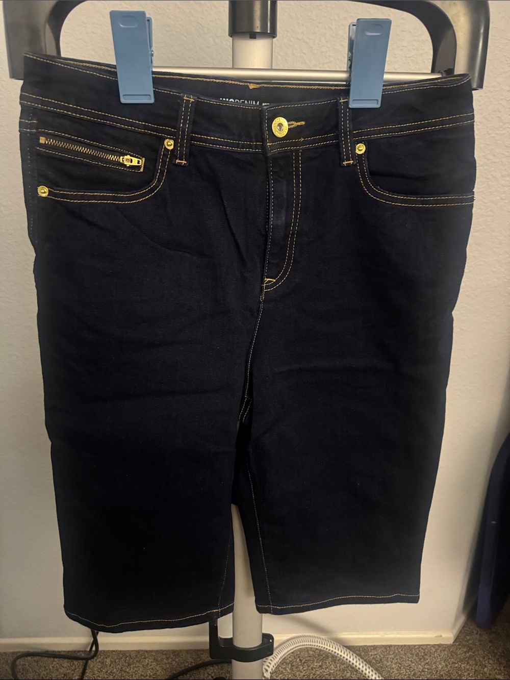 Relaxed Fit Women's Dark Blue Denim Shorts with Contrast Stitching